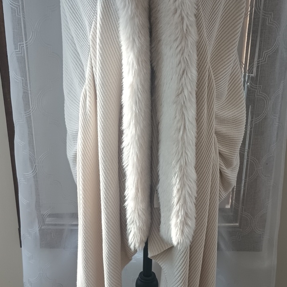 Chic Cream Women's Poncho with Faux Fur Trim - Picture 3 of 10